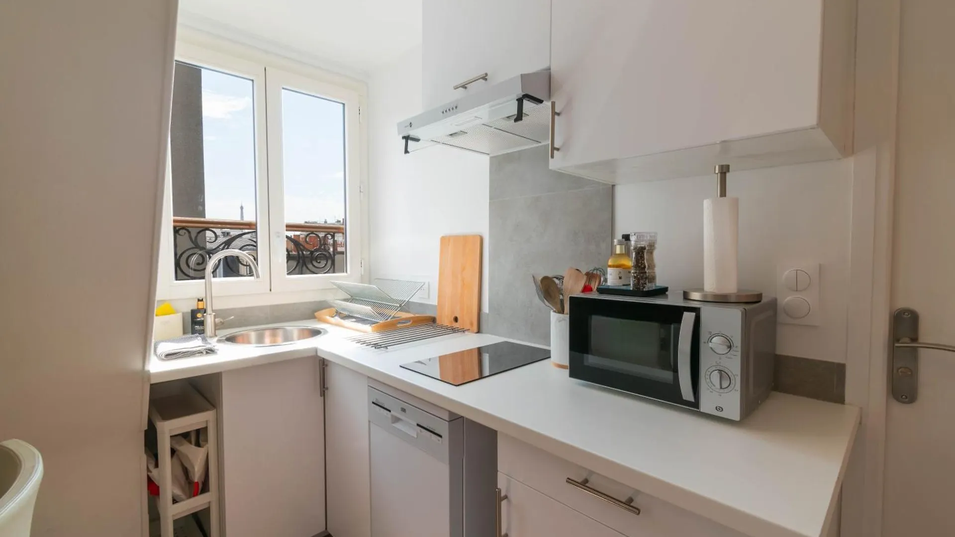 1 Min Walk From Opera - Ac - Authentic Parisian Experience ! Apartment 0*, Paris